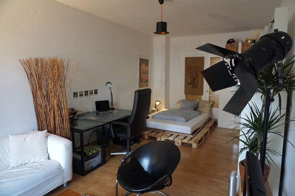 2,2 x 1,4 m matress,
huge luxury desk.