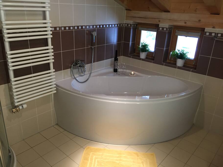 Badezimmer 1 mit Eckbadewanne