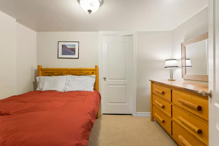 غرفة نوم ثالثة في الطابق السفلي بسرير كامل الحجم للمساعدة في استيعاب مجموعات كبيرة.