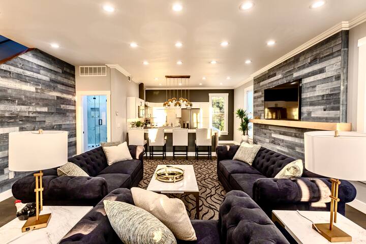 STUNNING MANSION THE BEST LOCATION & AMENITIES gallery image 5