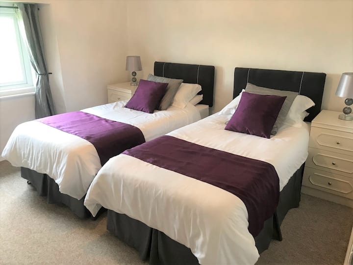 Twin bedroom