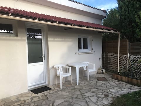 Studio with Garden near transport access Bordeaux