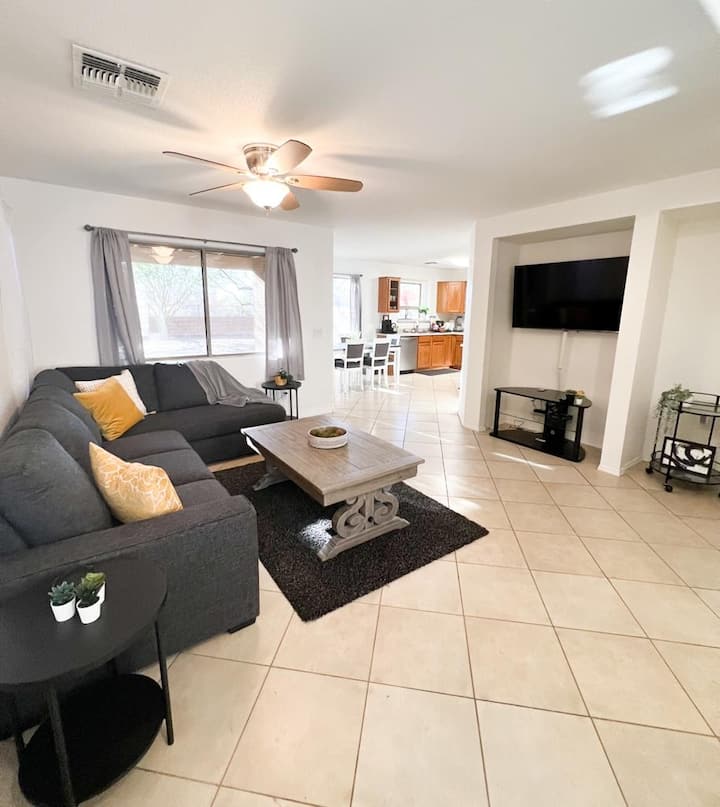 Голям удобен диван с 58 - инчов HD телевизор, за да се насладите на всичките си любими филми и предавания.