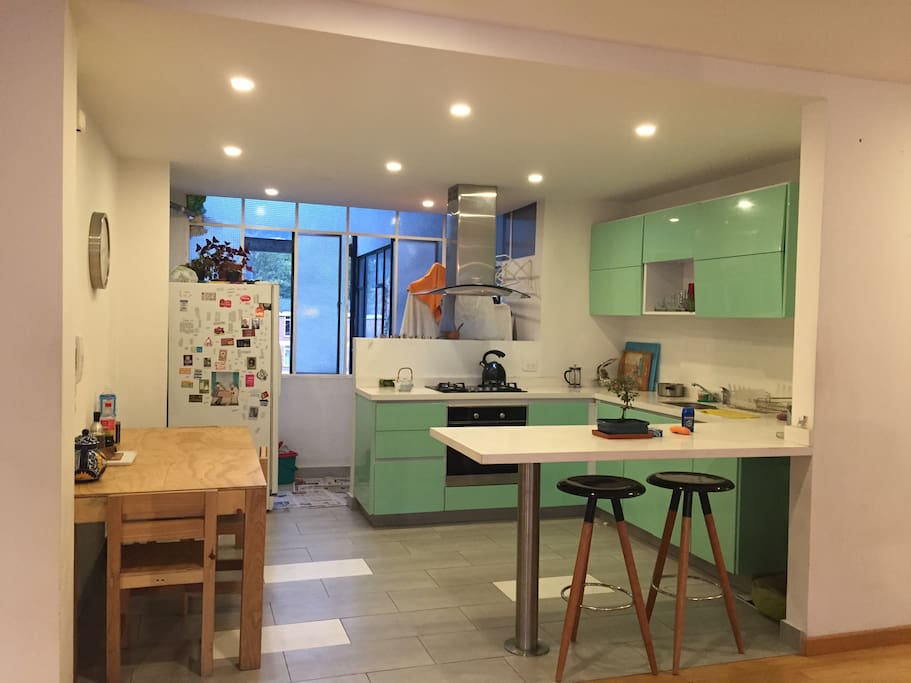Cocina nueva y bella con vista a los cerros orientales. Mesa auxiliar y nevecón. Lavadora.