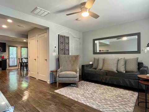 Top Airbnb: Stylish 2BR DPLX 3mi to Uptown (Panthers+Dining) in Villa Heights