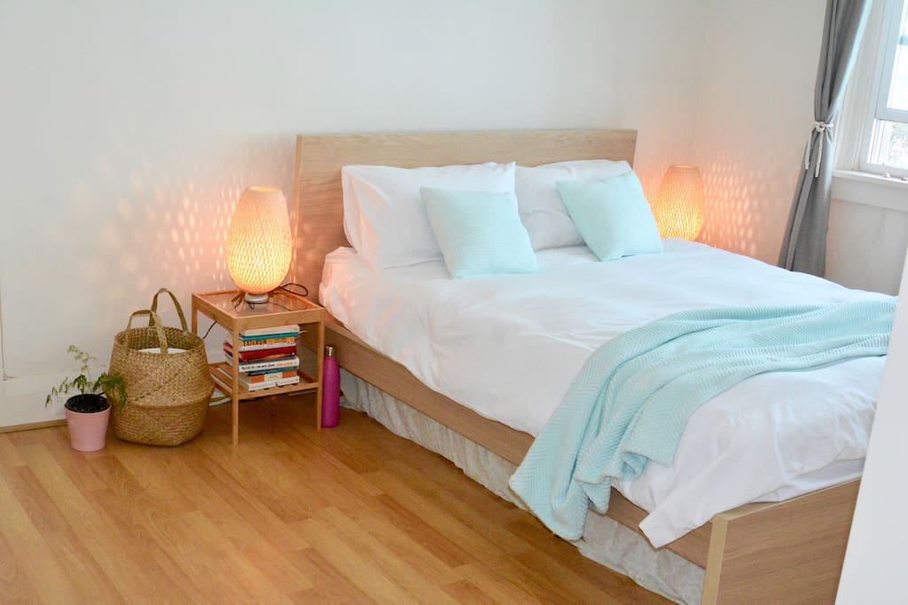 Master bedroom (queen bed)