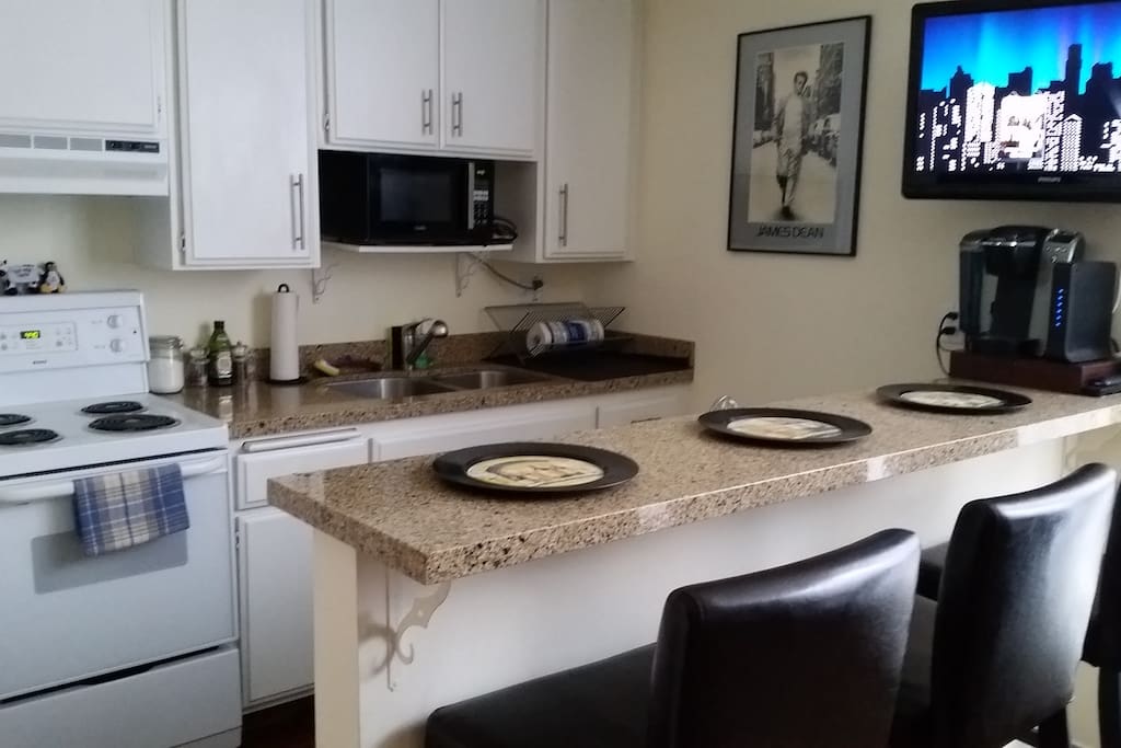 Kitchen/Bar (TV, Keurig)