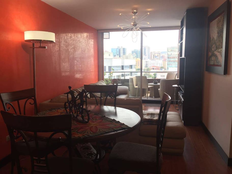 Sala, comedor y televisión satelital