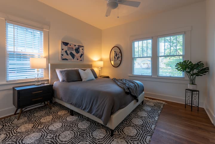 ห้องนอน 2: เตียงควีนไซส์พร้อมวิวสวนหน้าบ้าน