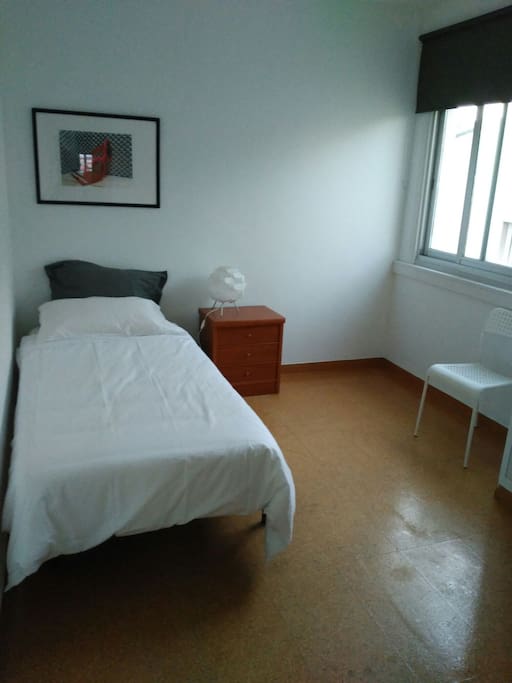 Dormitorio individual. Luminoso, funcional y acogedor.