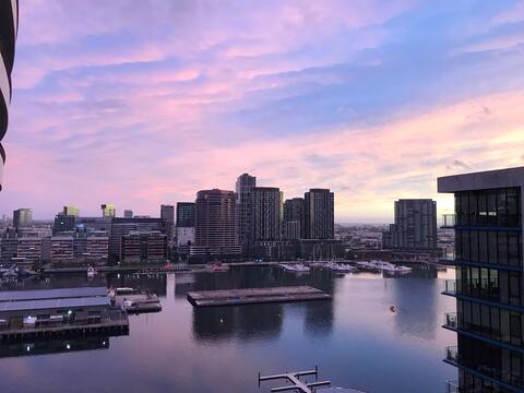 Spacious 1BR w/ ⛵Epic Harbour Views & Free Parking
