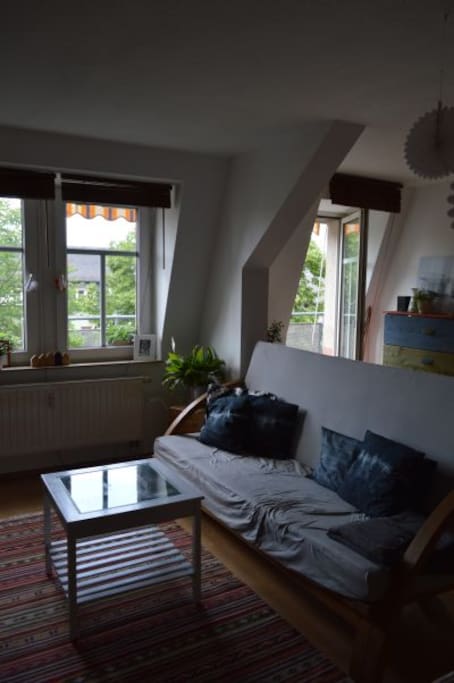 Das gemütliche Sofa im Wohnzimmer welches ausgeklappt ebenfalls platz für 2 Personen bietet.