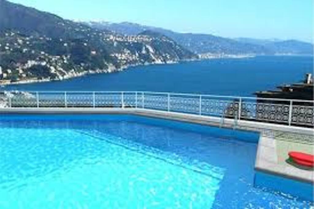 Vista mare dalla piscina principale