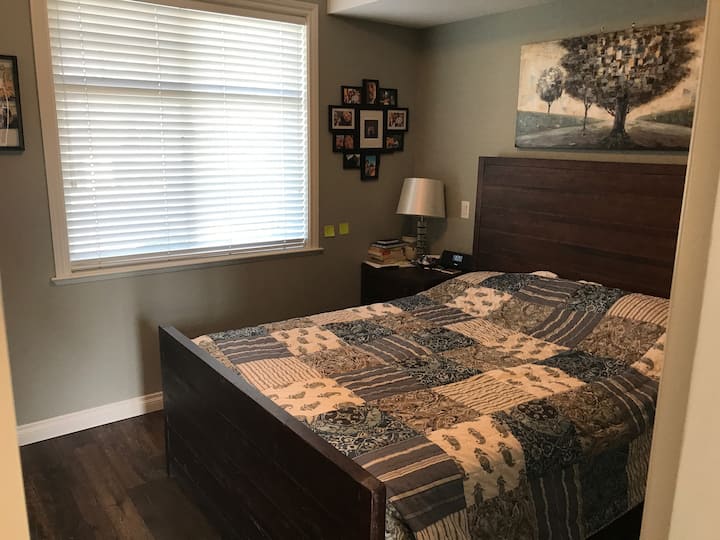 Master bedroom w/ En-suite Bath 
