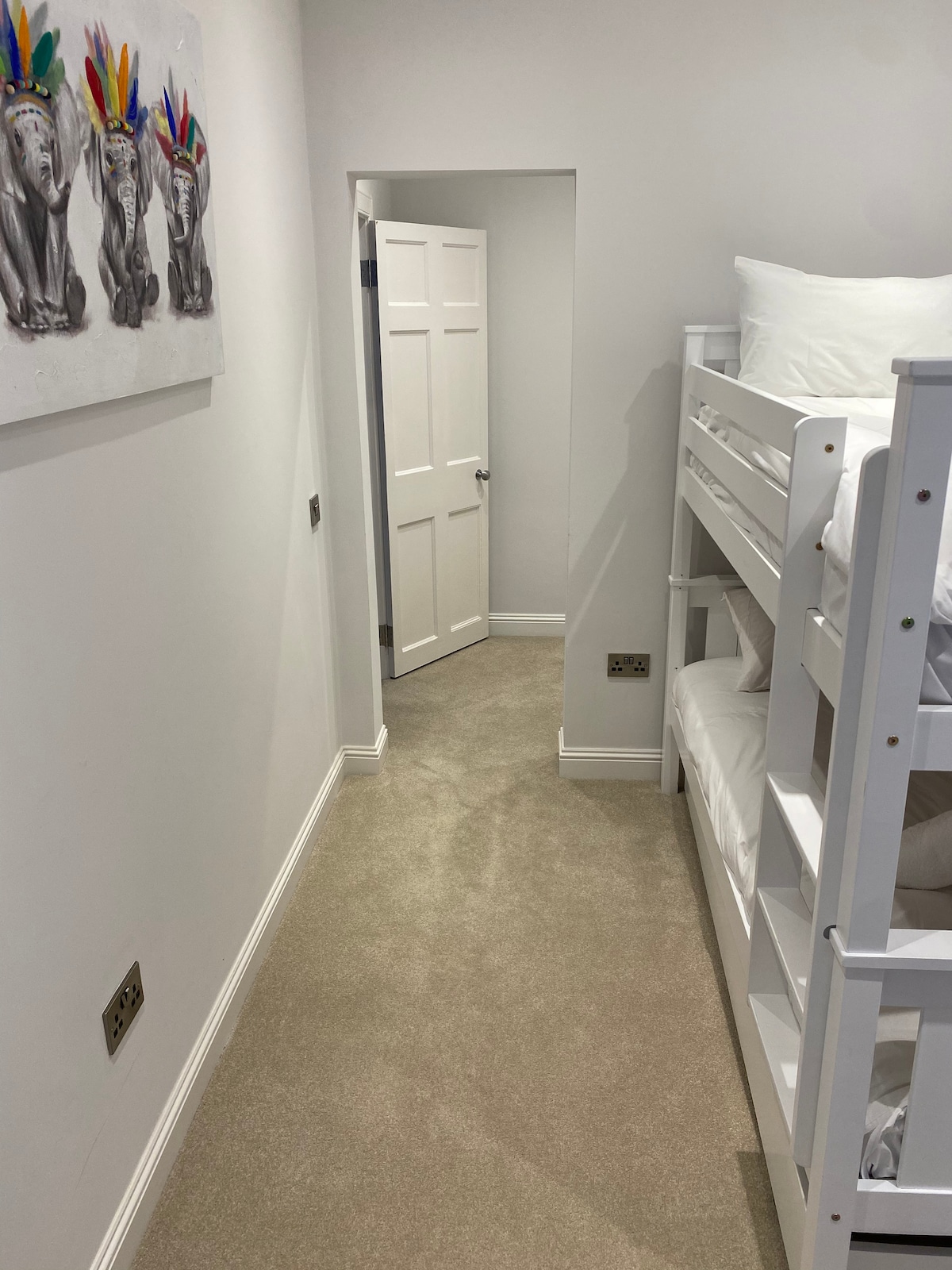 A través de la puerta está el vestidor de esta habitación litera más pequeña. 