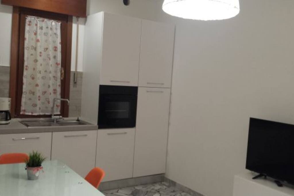 Soggiorno con cucina e terrazzo