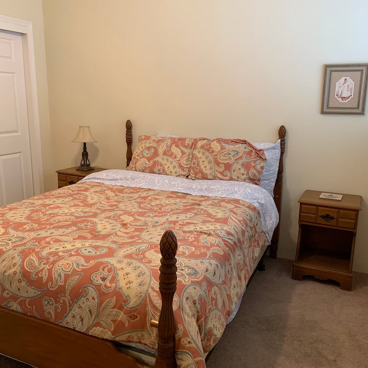 Ein Queensize-Bett in Schlafzimmer 2