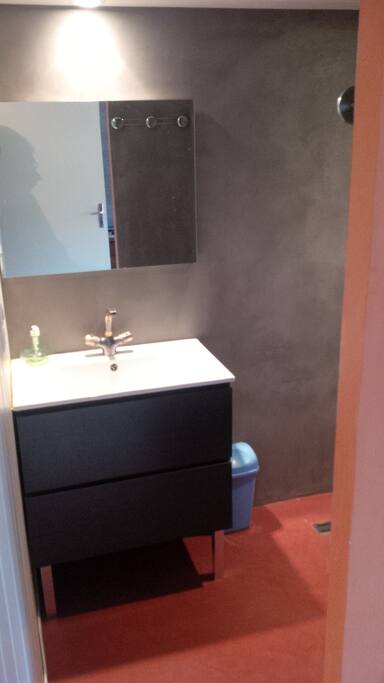 salle de bain avec douche à l'italienne