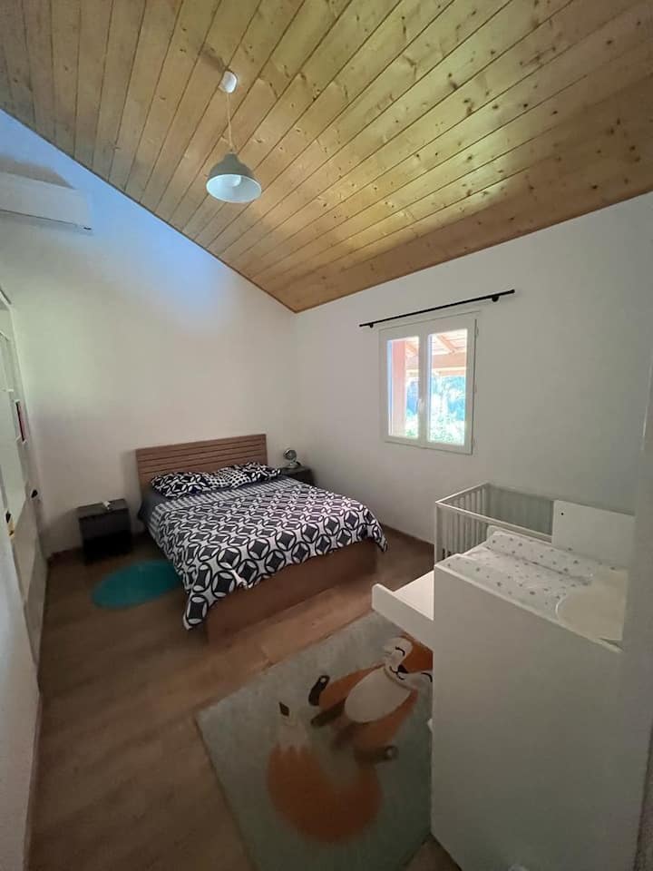 Sovrum med 140*190 dubbelsäng och en babysäng.