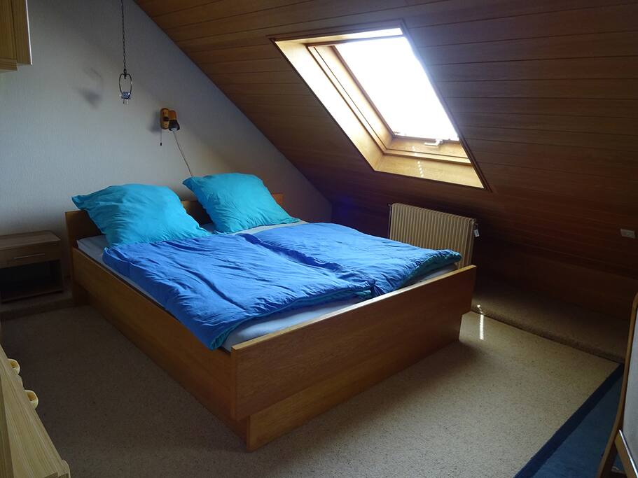 Ein Doppelbett für die Gäste. Es kann eine Matratze und/oder ein Babyreisebett zur Verfügung gestellt werden.