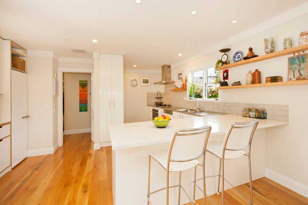 Stunning modern & fully-equipped kitchen