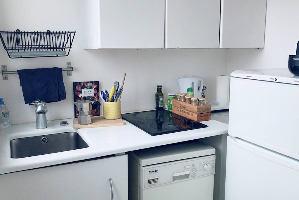 Kitchen with stove top, fridge/ freezer and washing machine