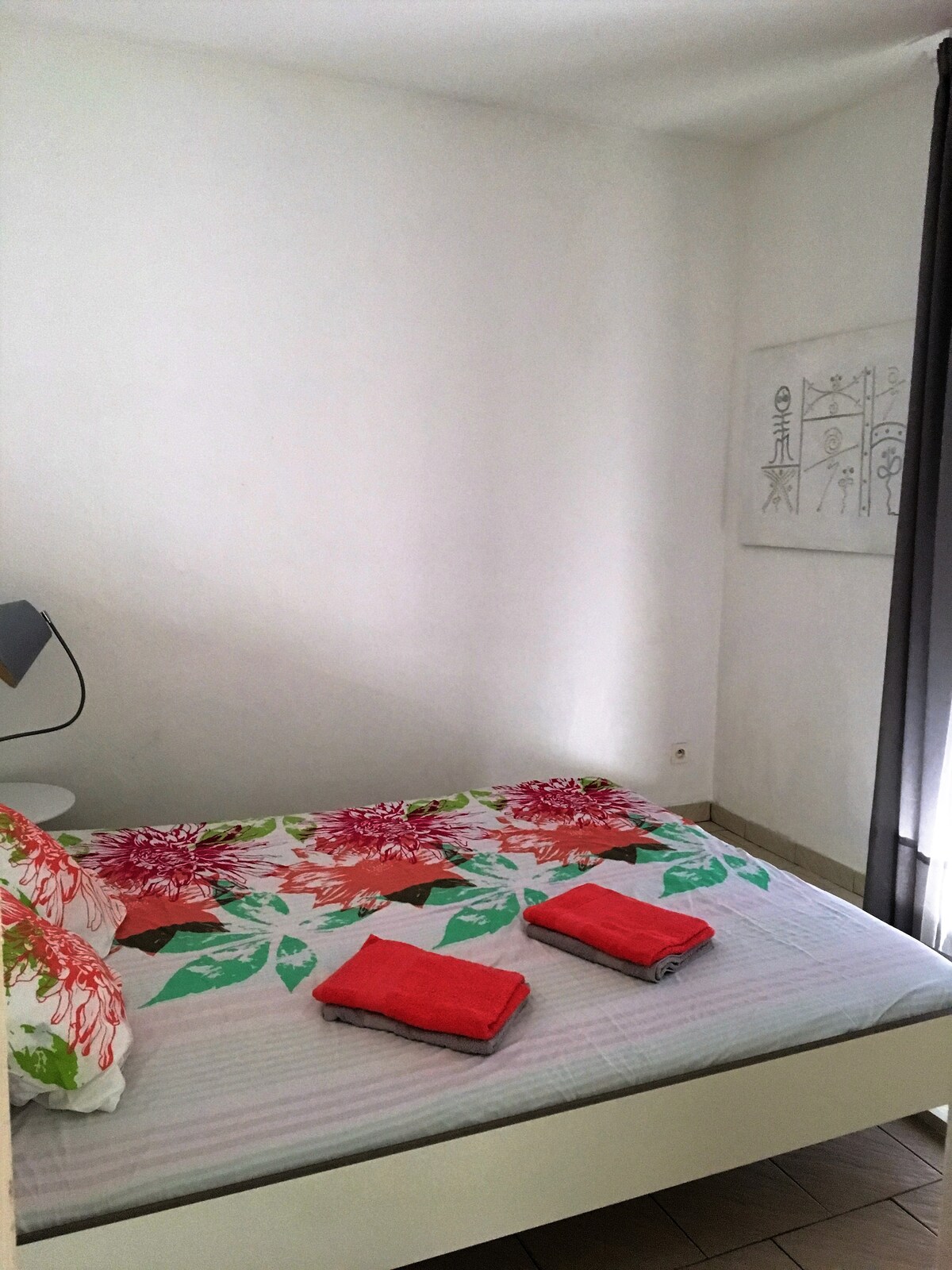 Chumba chenye ufikiaji wa moja kwa moja wa bustani na bwawa 
Kitanda 160 