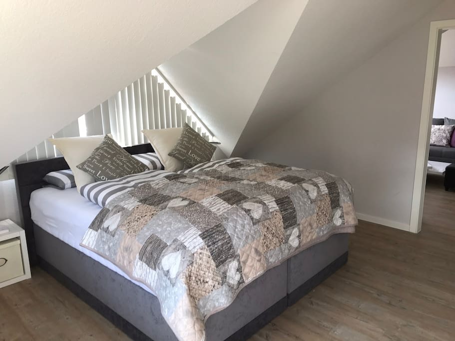 Schlafzimmer mit Boxspringbett