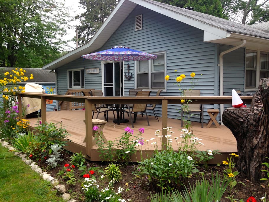 Meals are a joy on the deck, with a gas grill and lake breezes.