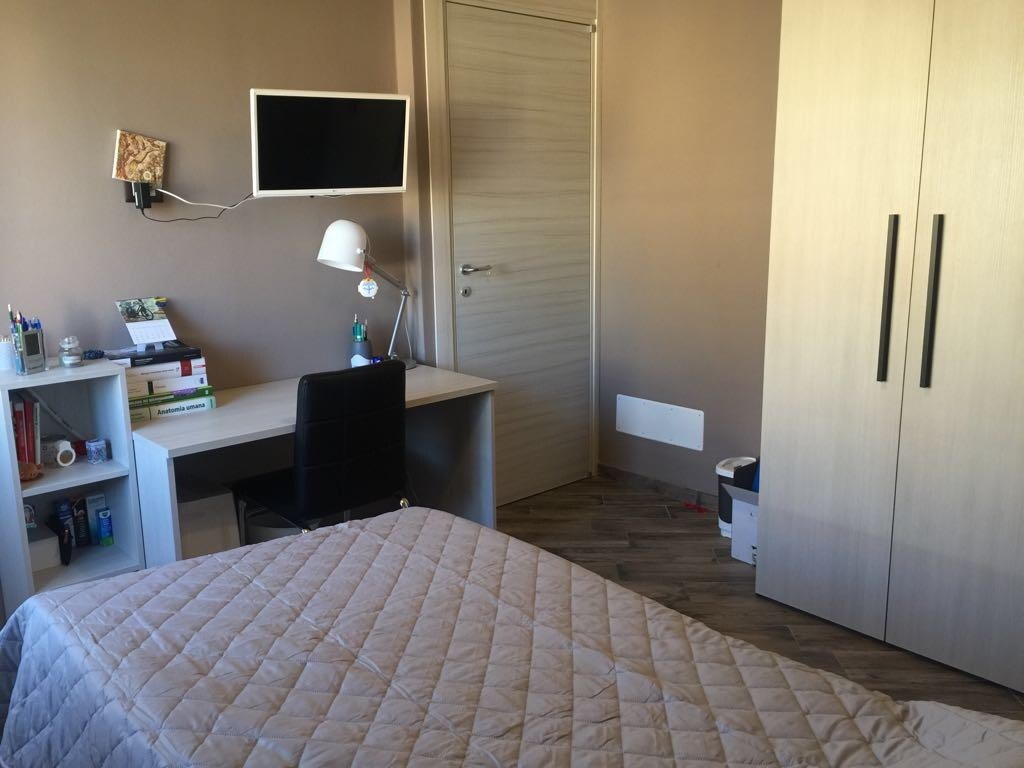 חדר שינה עם מיטת קווין סייז 