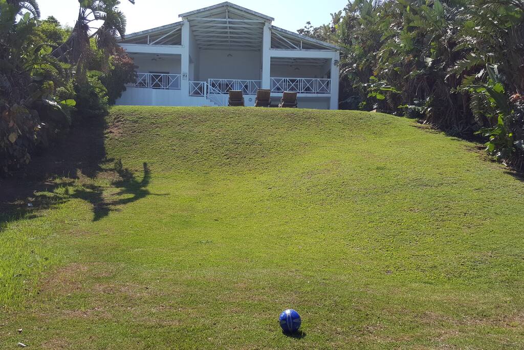 Large garden,direct access to beach