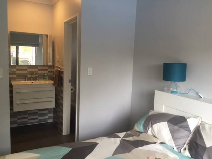 Granny Flat, Thornlie. Please read Desscription Guesthouses for Rent