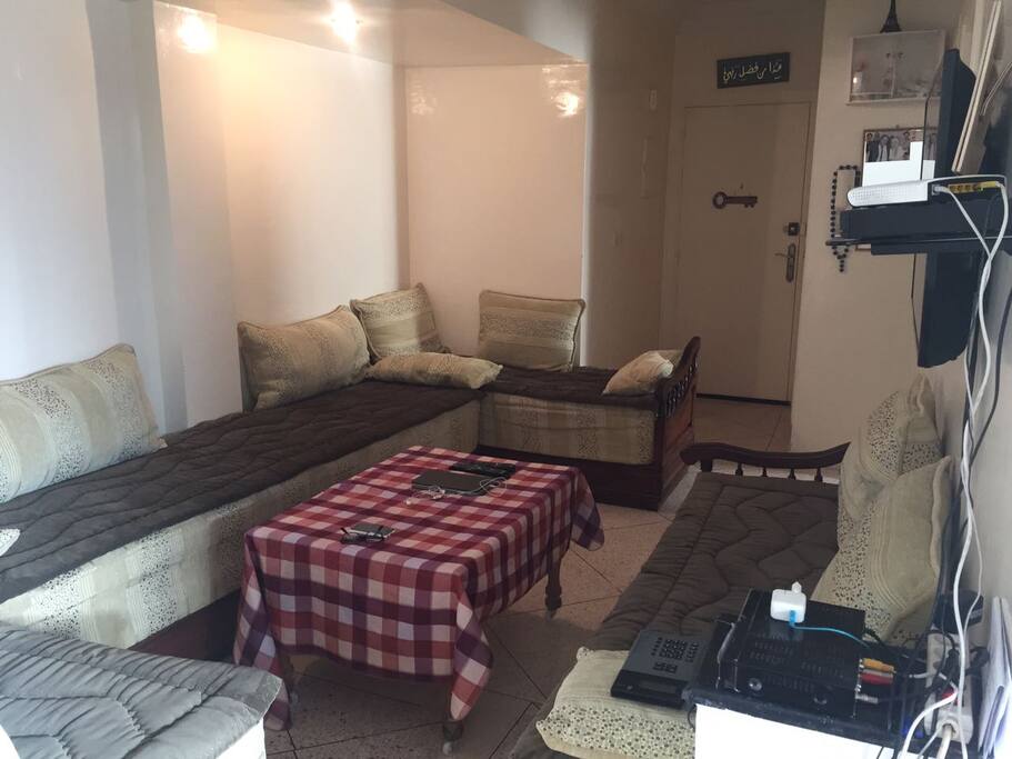 Salon marocain traditionnelle - double assise compensée - agréable pour s'allonger - avec table de travail