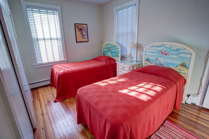 2ND FLOOR BEDROOM WITH TWIN BEDS