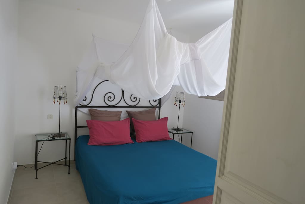 Chambre double 'Crète', lit avec moustiquaire type 'baldaquin'