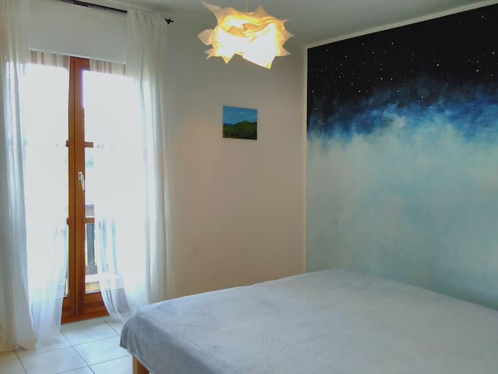 חדר שינה עם גישה למרפסת