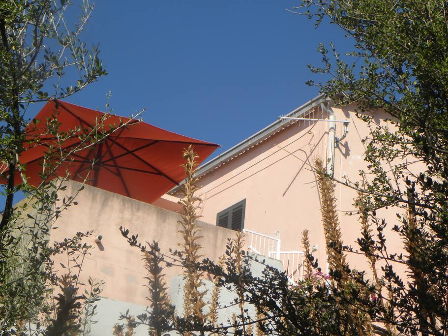 vista del terrazzo dalla scala rossa