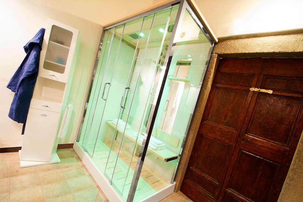 Bagno turco con doccia idromassaggio, aromaterapia, cromoterapia e radio Mp3