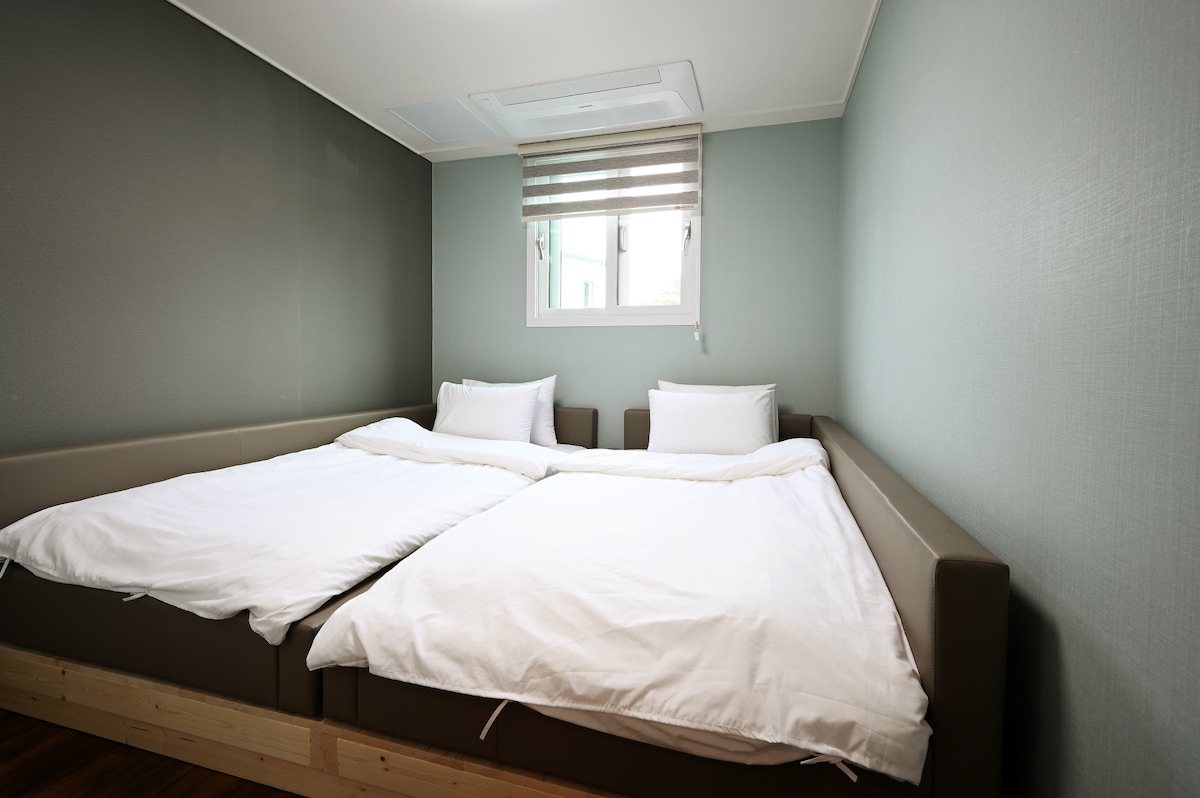 We were
considerate so that we could sleep with children in the first floor family bed.
Air conditioning is possible with a ceiling-type air conditioner.