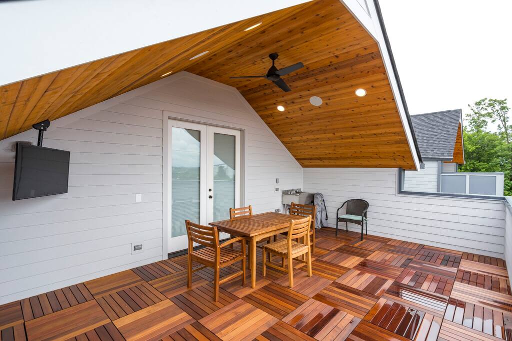 Rooftop deck with views of downtown Nashville and an outdoor TV, and a wet bar!