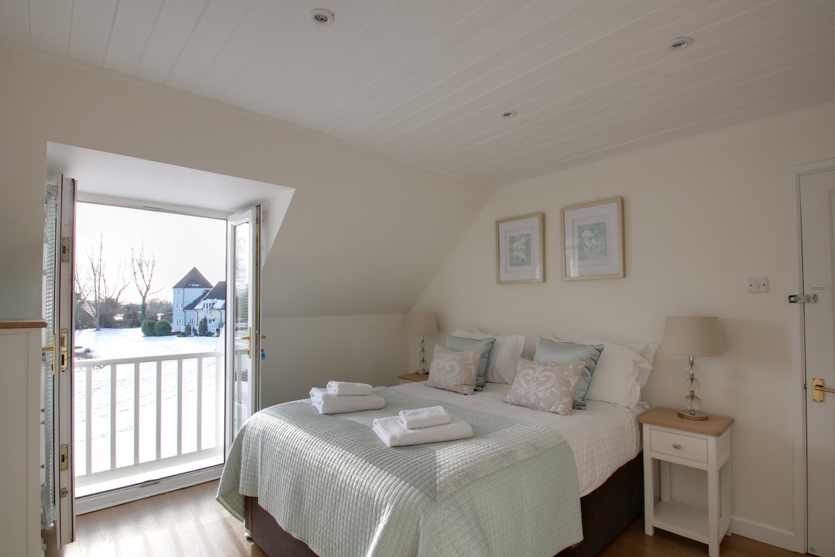 Главна спална соба со француски врати со поглед на езерото Изида