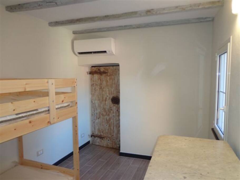 Camera da letto con letto a castello