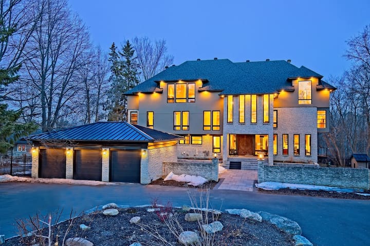THE LODGE – Ottawa’s 12,000sqft Waterfront Mansion