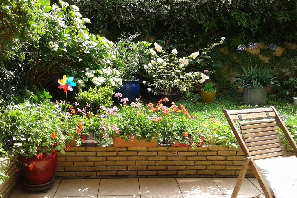 terrasse avec chaises et table de jardin-plein sud-store électrique-