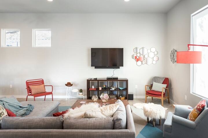 Unwind on the Private Patio of the East Austin Lodge gallery image 4