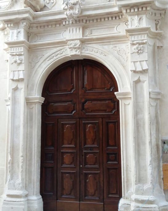 Portone di ingresso di Palazzo Zuzi