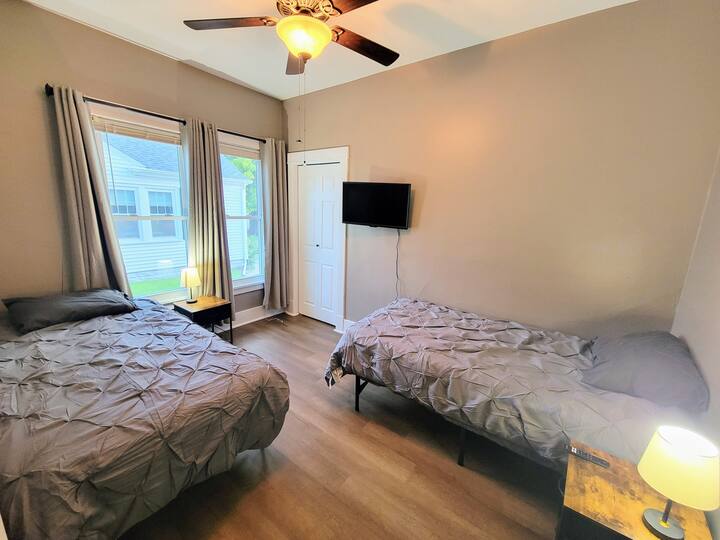 Dormitorio con dos camas individuales