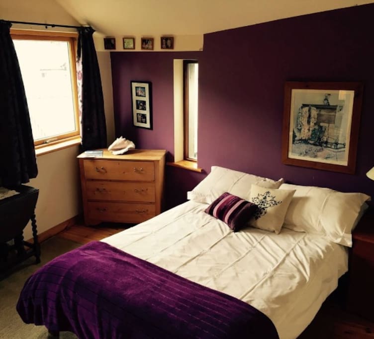 Double room overlooking Ancient Graveyard