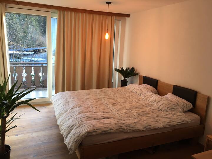 Veľká spálňa so 180 cm širokou posteľou 