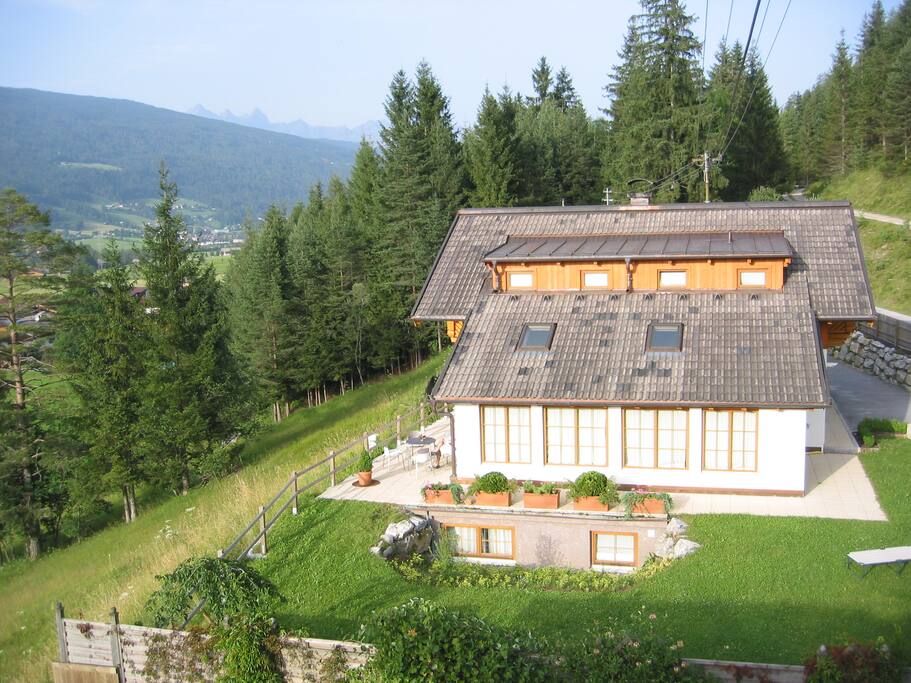 Hausansicht seitwärts mit Blick auf Dachsteinmassiv